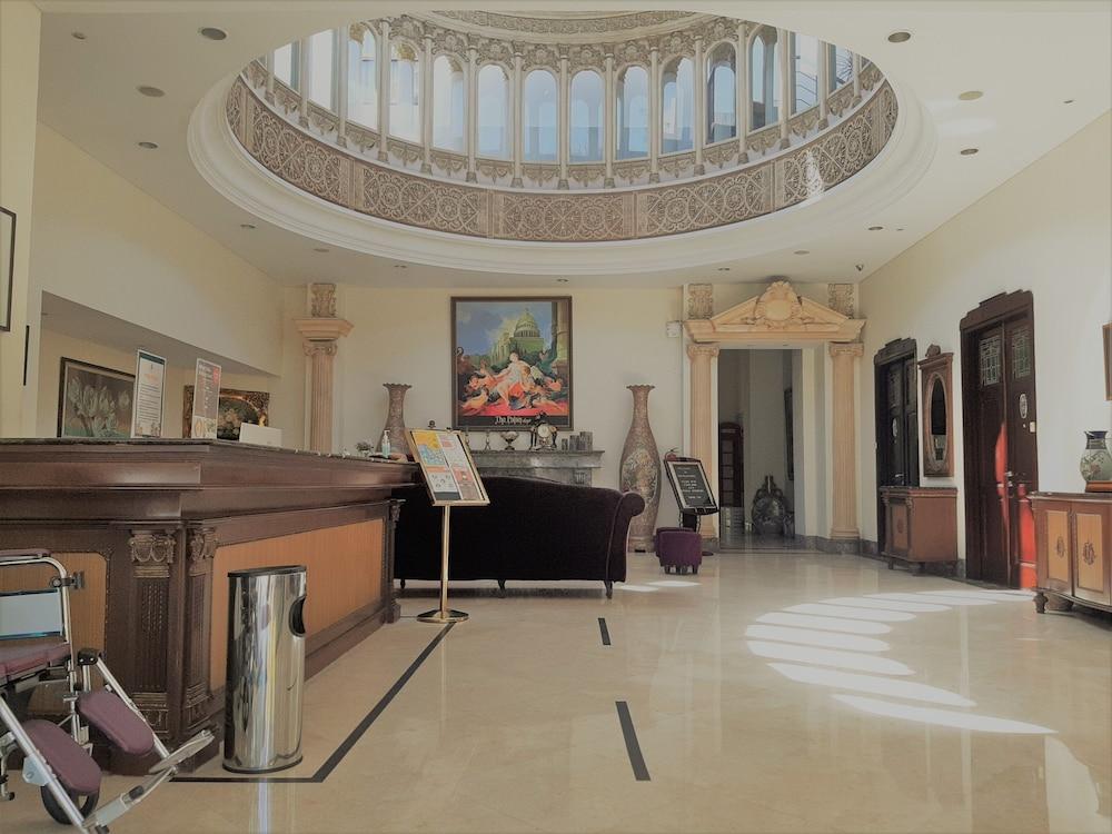 The Palais Hotel Dago Бандунг Екстериор снимка