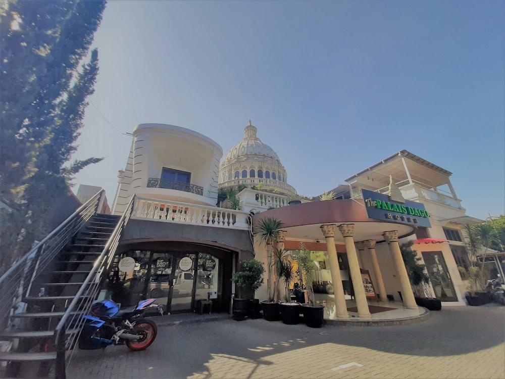 The Palais Hotel Dago Бандунг Екстериор снимка