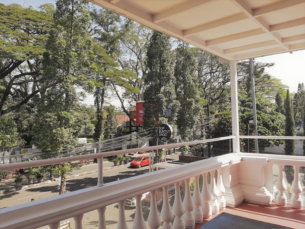 The Palais Hotel Dago Бандунг Екстериор снимка